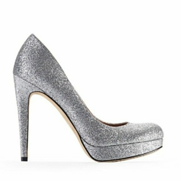 Vince Camuto Shoes - LIKE NEW! Vince Camuto 8 Silver Glitter Pumps